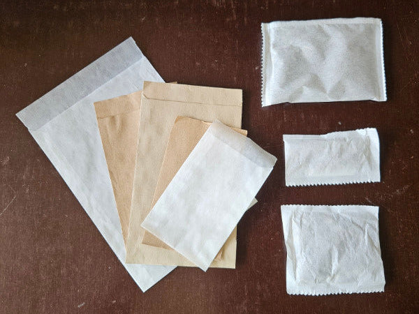 Leere Papiertüten in unterschiedlichen Größen und Farben (braun und weiß) nebeneinander