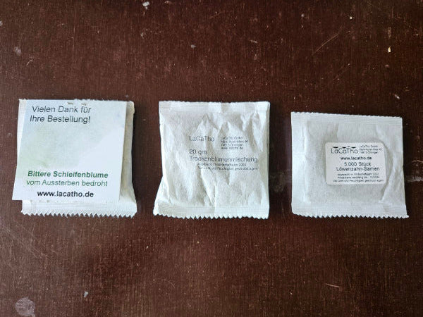 Weiße Saatgut-Tüten mit verschiedenen individuellen Etikett-Designs
